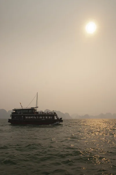 Vietnam 'da Halong Körfezi' nde tekne — Stok fotoğraf
