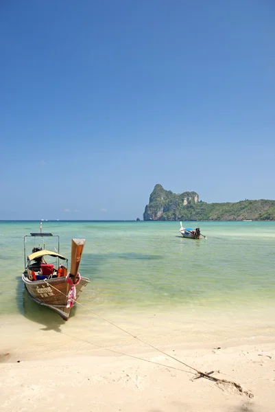 Loď na tropické pláži ko phi phi v Thajsku — Stock fotografie