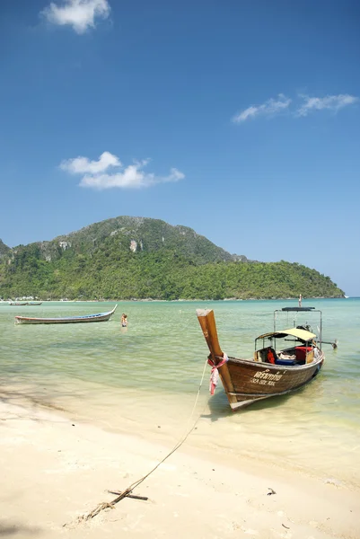 在泰国热带 ko phi phi 海滩上船 — 图库照片