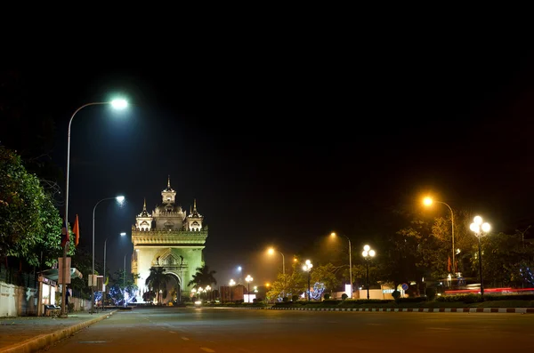 Patuxai арка ночью в Вьентьян, Лаос — стоковое фото