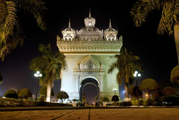 Patuxai 拱在晚上在老挝万象 — 图库照片