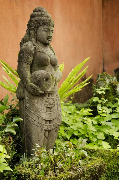 Statue im bali indonesien garten — Stockfoto