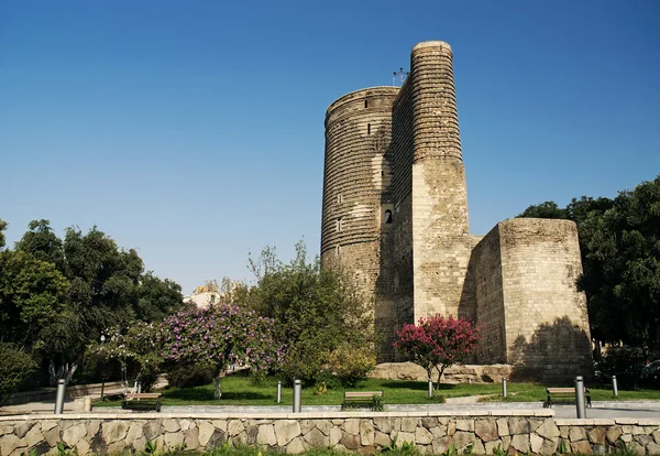 Torre de donzelas em baku azerbaijan Fotos De Bancos De Imagens