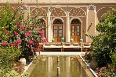 Otel iç bahçe gölet yazd Iran ile