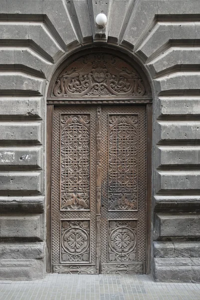 Porta de madeira esculpida tradicional em yerevan armenia — Fotografia de Stock