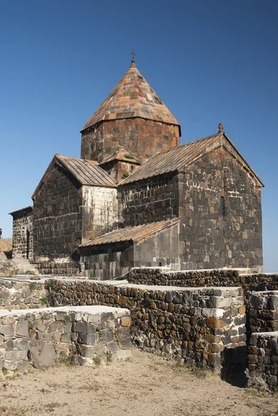 Ancienne église arménienne sur le lac sevan arménie — Photo