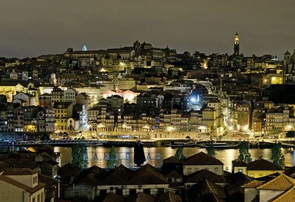 Nad rzeką w nocy Porto w Portugalii — Zdjęcie stockowe