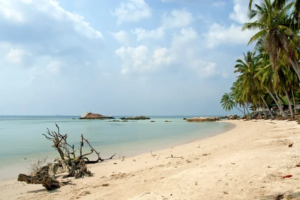 Tropikalny egzotycznej plaży, w pobliżu phuket Tajlandia — Zdjęcie stockowe
