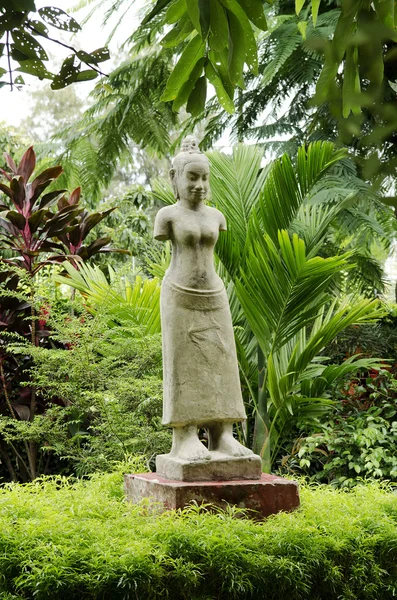佛教雕像在金边金边柬埔寨花园 — 图库照片