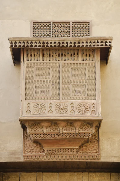 Традиционное резное деревянное окно в Каире — стоковое фото