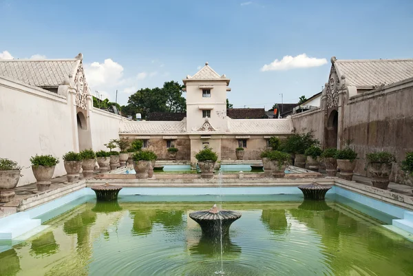 インドネシアのソロの宮殿の内部の池 — ストック写真