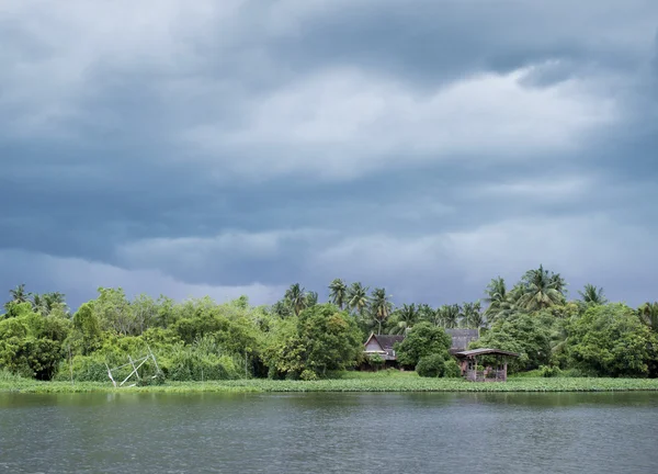 River house under monsun i thailand — Stockfoto