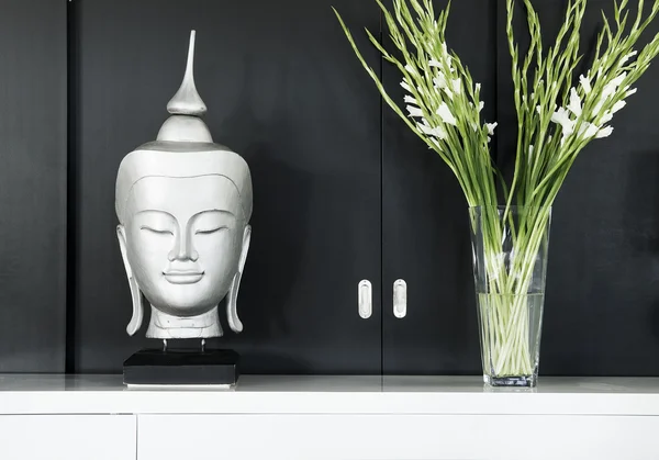 Detalhe de design de interiores contemporâneo com imagem buddha e flor — Fotografia de Stock