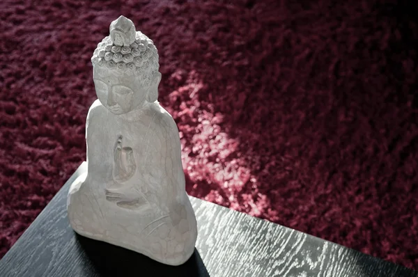 Detalhe de design de interiores contemporâneo com estátua de buddha e carpe — Fotografia de Stock