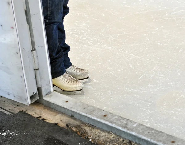 スケート靴は氷の上でスケートのブーツ — ストック写真