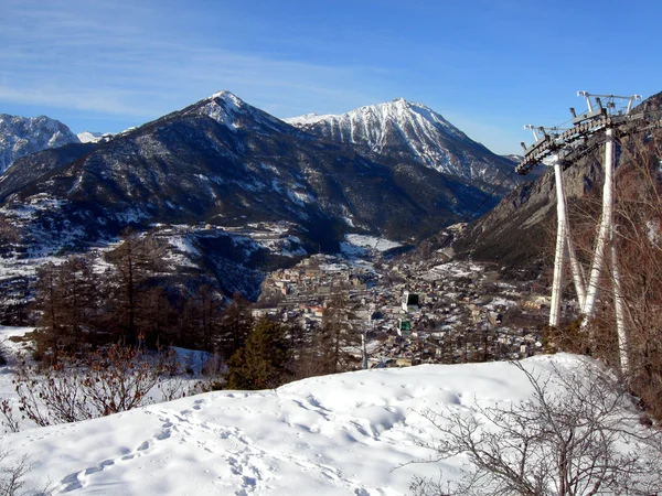 Skigebied met kabelspoorweg — Stockfoto