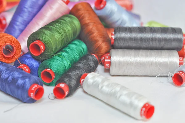 Hilo de alambre de costura de color — Foto de Stock