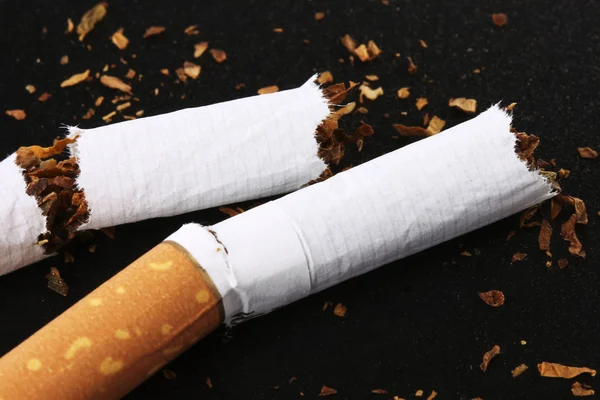 Cigarro partido — Fotografia de Stock