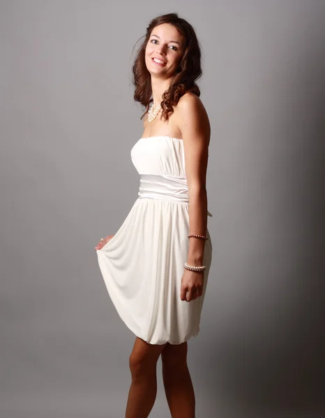 Mooi meisje in een mooie jurk — Stockfoto
