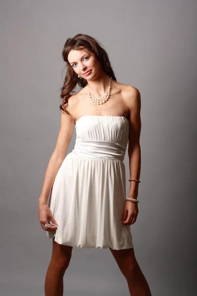 Schöne junge Mädchen in einem schönen Kleid — Stockfoto