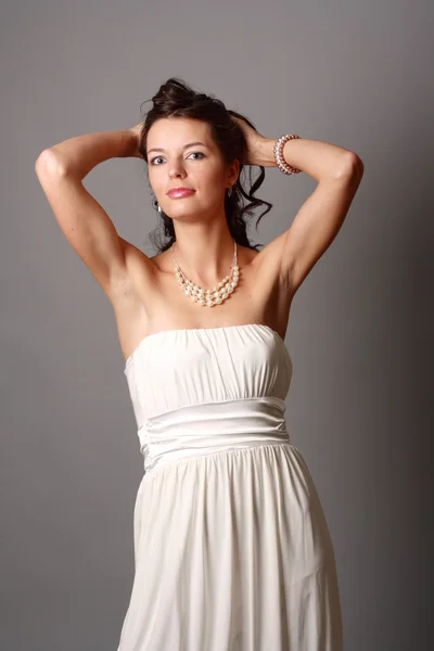 Vacker ung flicka i en vacker klänning — Stockfoto