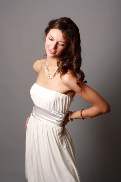 Vacker ung flicka i en vacker klänning — Stockfoto
