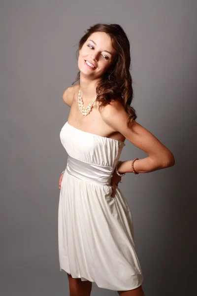 Красивая молодая девушка в красивом платье — стоковое фото