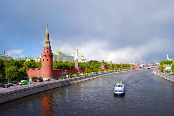 Moskevský kreml a řeka moskva — Stock fotografie
