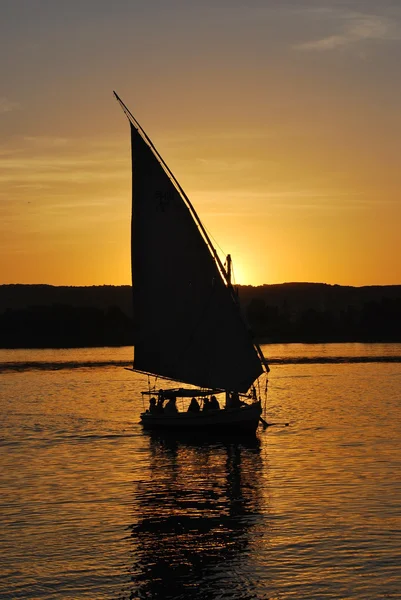 feluka, aswan günbatımında binmek