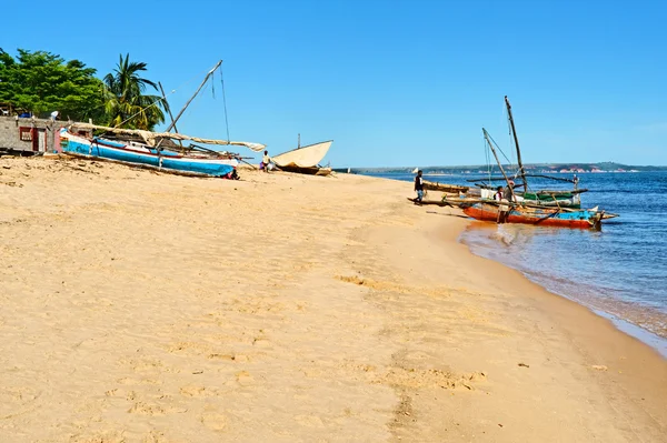 Plajă fabuloasă cu dugouts în Majunga — Fotografie, imagine de stoc