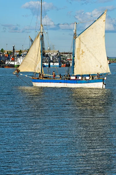 Żagiel tradycyjnych łodzi wywołania boutre w mahajanga — Zdjęcie stockowe