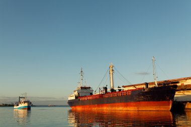 Arrivée d'un bateau au couché du soleil, port de Tamatave