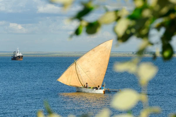Pêcheurs malgaches et leurs pirogues — Photo