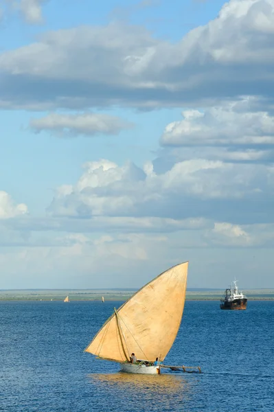 Canot-pirogue et bateau moderne à Majunga — Photo