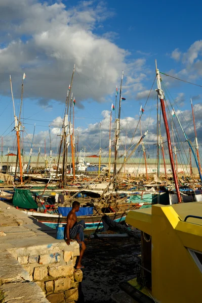 Docker and dhows in historic harbour — Stock Photo, Image
