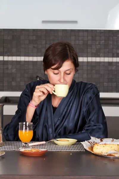 Сніданок дівчина — стокове фото