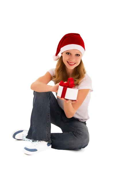 Fröhliches junges Mädchen mit Weihnachtsgeschenk — Stockfoto