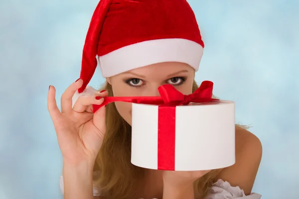 Attraktiva flicka med julklapp — Stockfoto