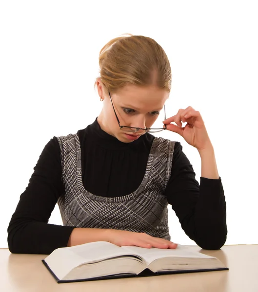 Menina estrita lendo um livro em um fundo branco — Fotografia de Stock