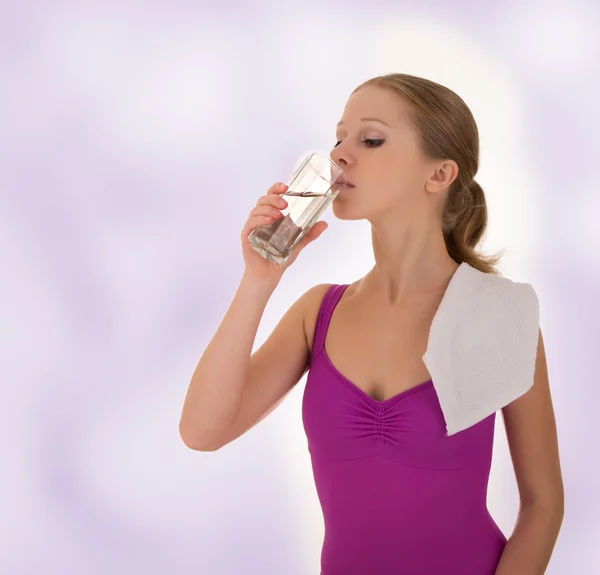フィットネス女性が水を飲む — ストック写真