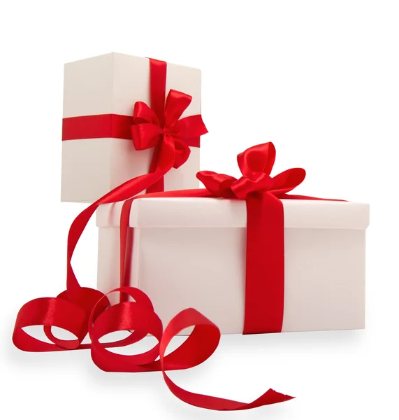 Два белых подарка с красными лентами — стоковое фото