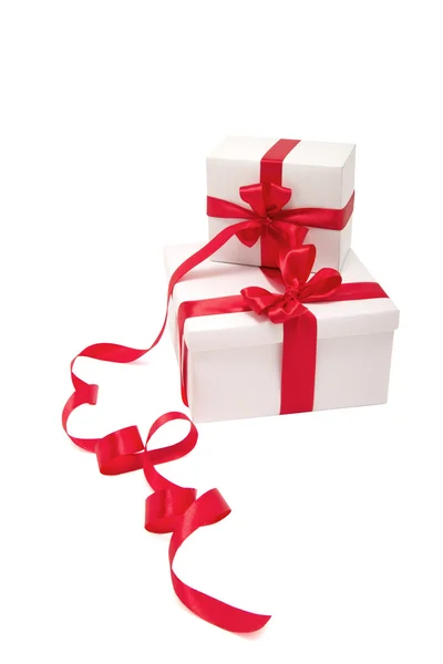 Twee witte geschenken met rode linten — Stockfoto