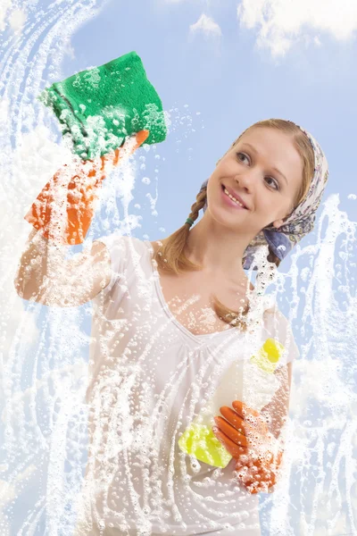 Mujer joven lavando ventana — Foto de Stock