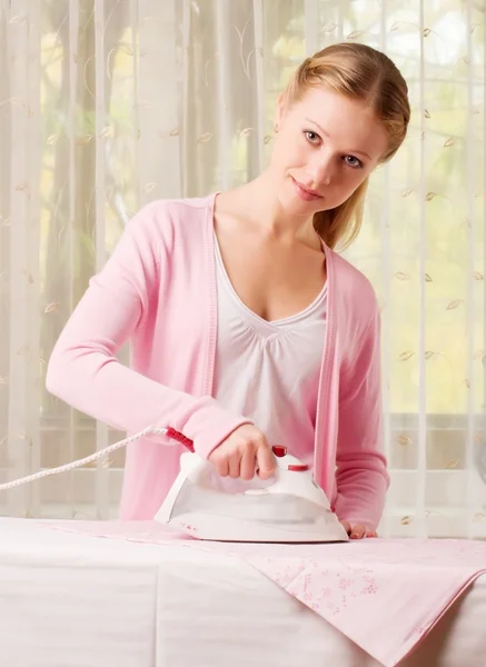 Mujer feliz planchando ropa —  Fotos de Stock