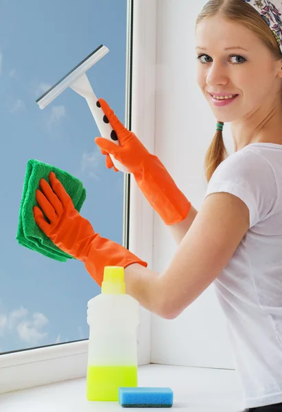 Młoda kobieta myjąca okna — Zdjęcie stockowe