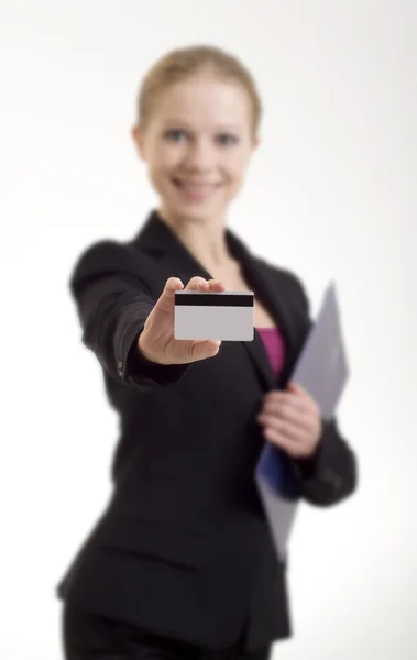Femme d'affaires avec une carte de crédit — Photo