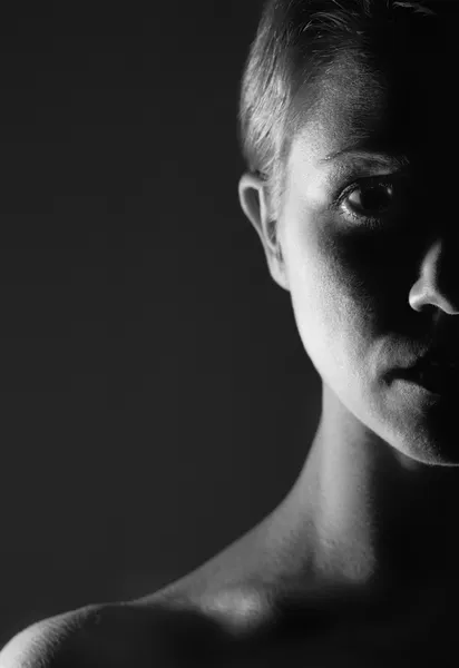 Half of the face of girl in the dark, monochrome — Stock Photo, Image