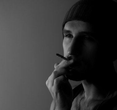 Sigara karanlıkta yalnız genç erkekle