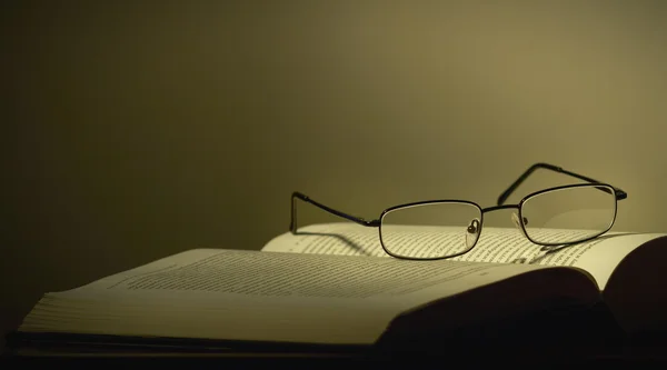 Brille und ein Buch — Stockfoto