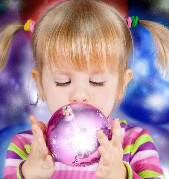 Flicka som håller en boll — Stockfoto
